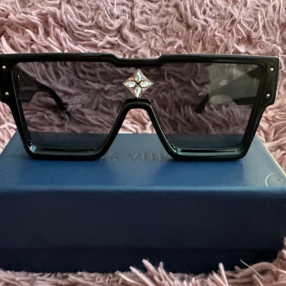 Beautiful Louis Vuitton Cyclone glasses- like new- Unisex